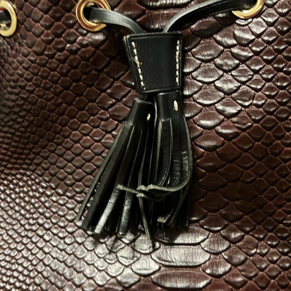 Brown croco Dooney & Burke bucket bag - Picture 4 of 8